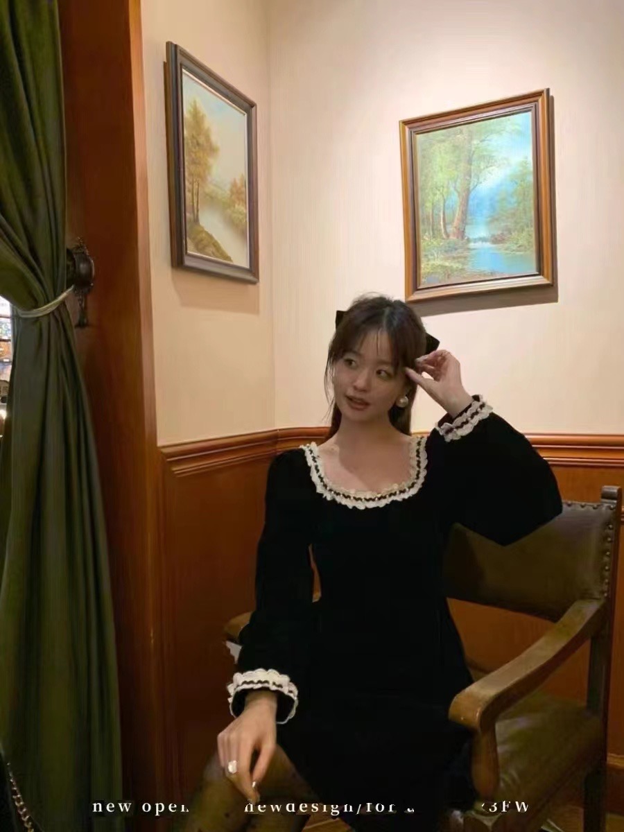 NEW OPEN秋冬2024春法式赫本高級感花邊方領絲絨連衣裙女