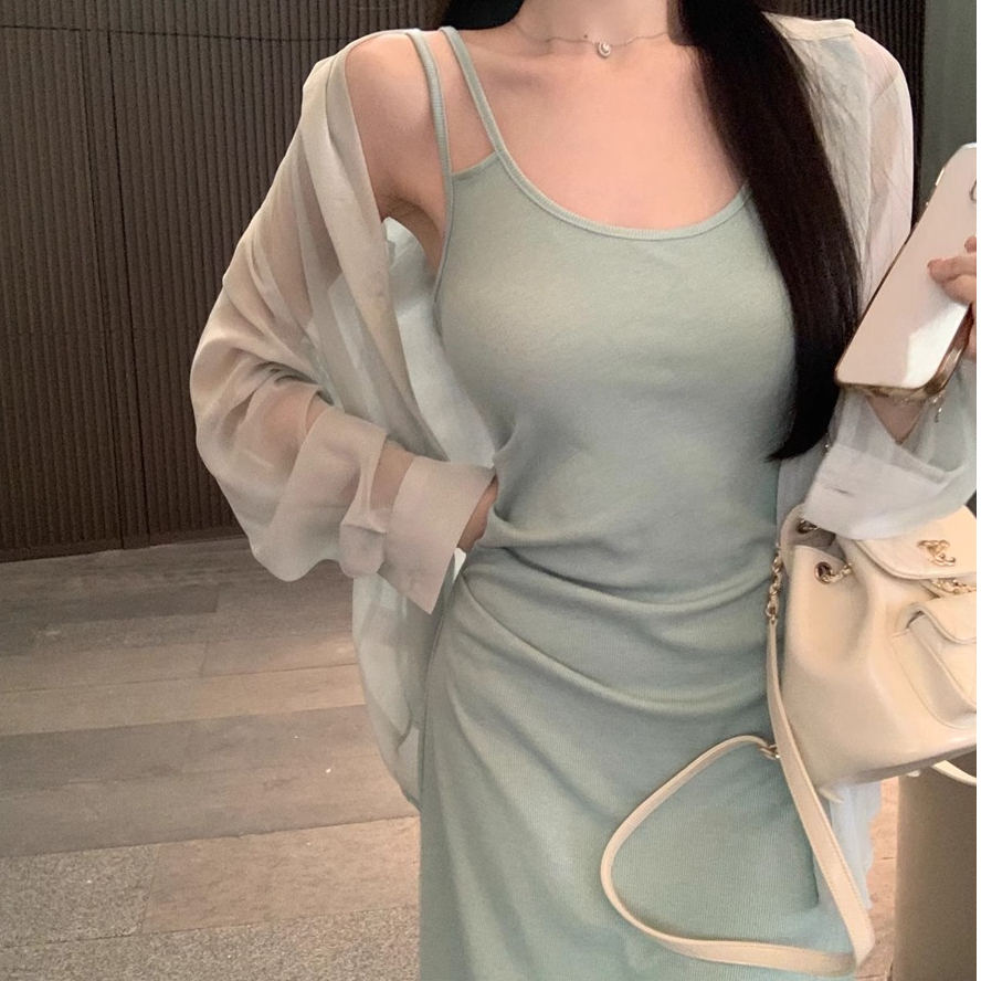 純欲風不規則無袖吊帶連衣裙女2024年夏季設計感褶皺中長裙子