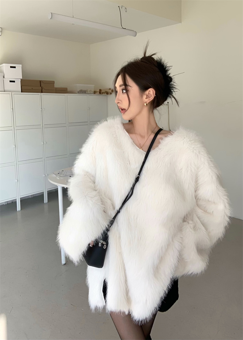Actual shot of retro style V-neck slim fit furry imitation fur pullover top
