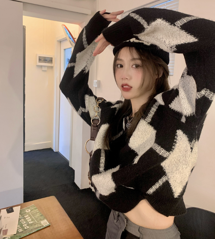 實拍！俏皮減齡翻領倆粒扣配色菱格毛衣女