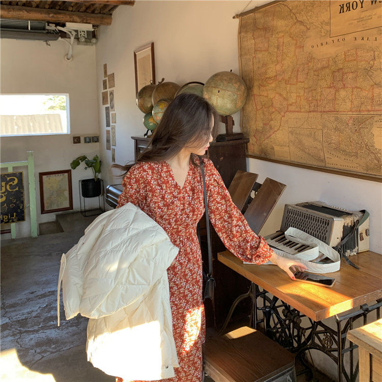 春秋長袖碎花紅色v領連衣裙女2024新款高級感顯瘦氣質打底長裙子