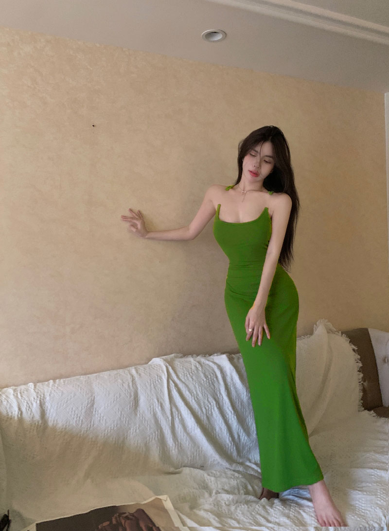 純欲隱形吊帶連衣裙女露肩裙子性感收腰修身顯瘦包臀裙中長裙