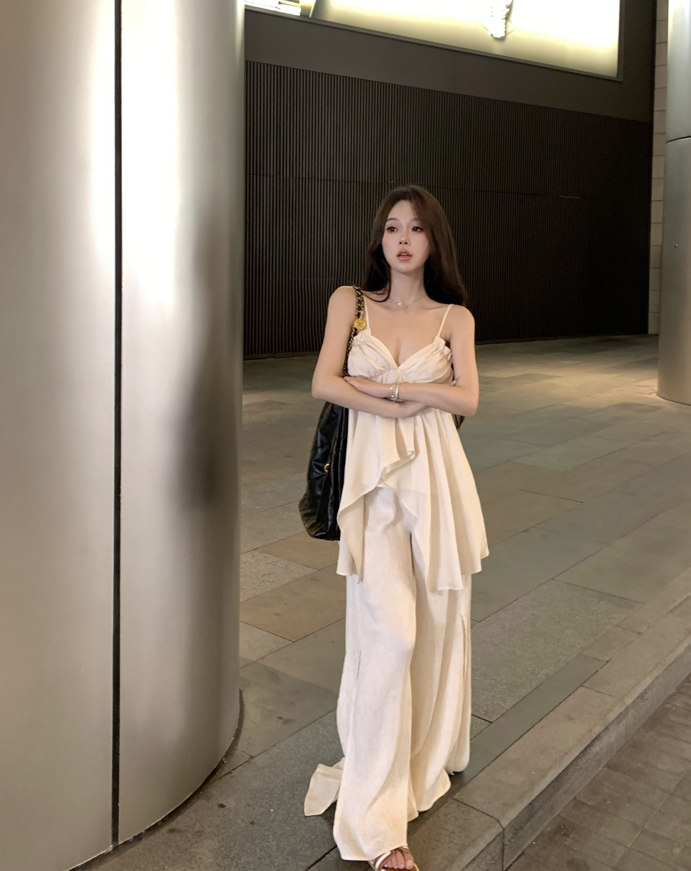 米白色不規則吊帶上衣女v領純欲+闊腿褲高腰顯瘦休閒拖地褲套裝