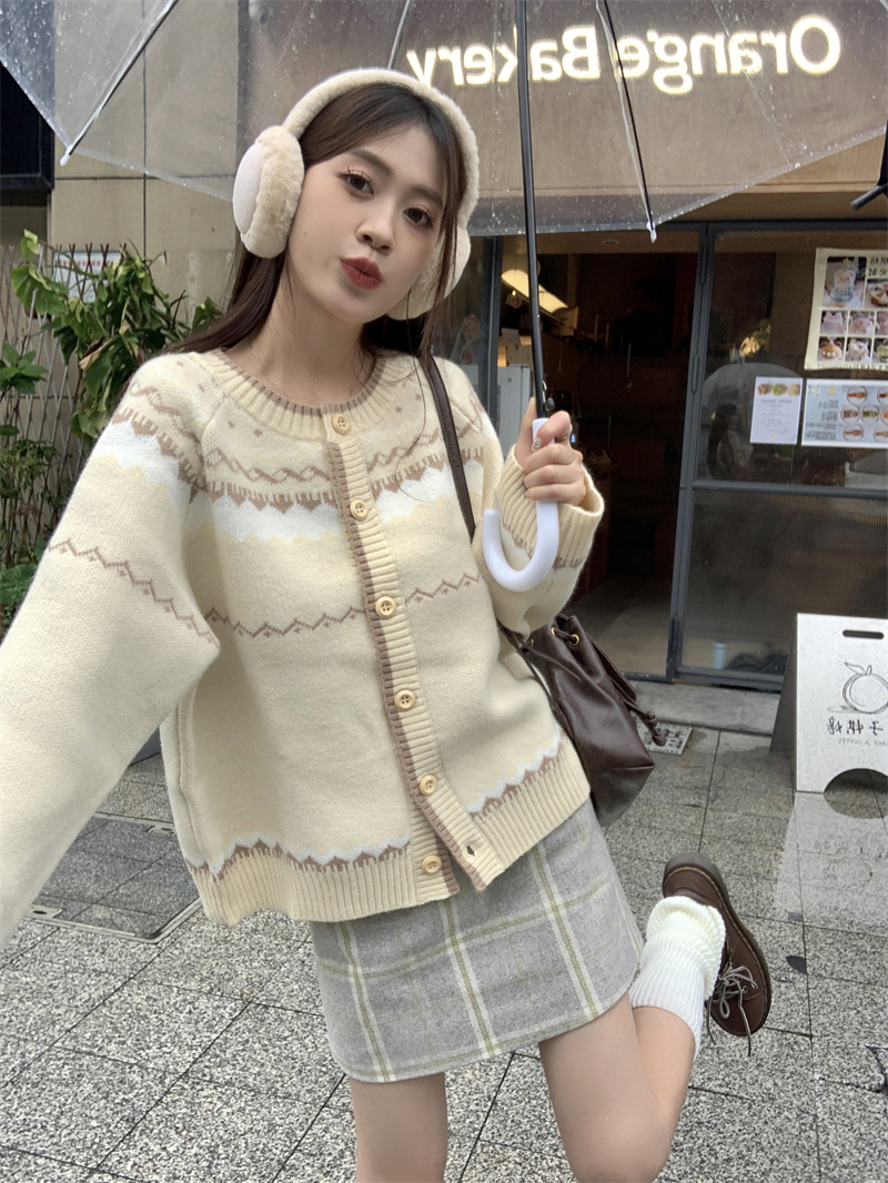 實拍 奶黃插肩袖費爾島單排扣毛衣女秋冬開衫+短裙