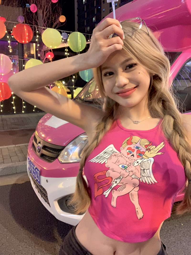 Real shot of ohmygirl going out and wearing hot girl vest
