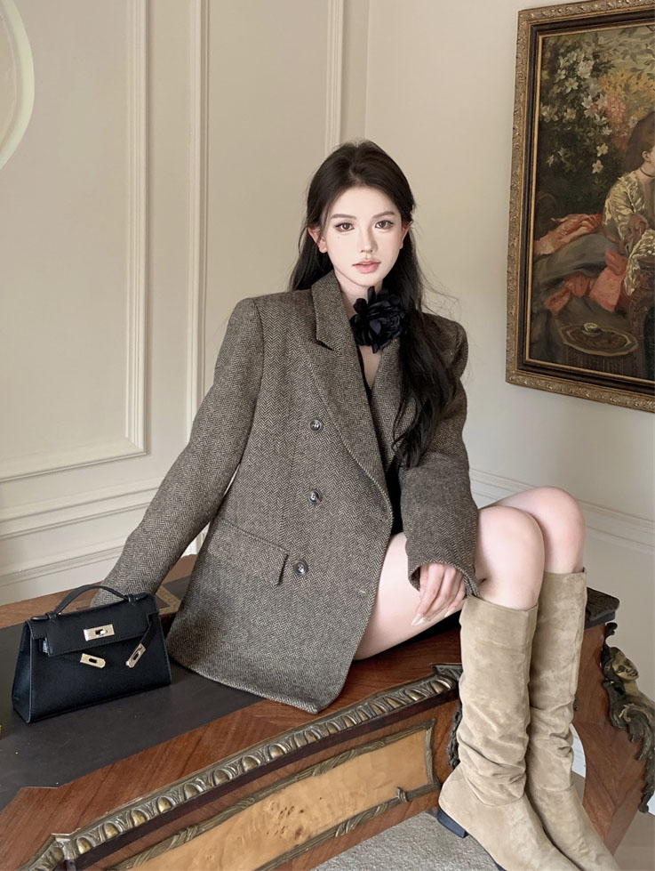 Real shot~Autumn and winter temperament Hong Kong style retro textured woolen herringbone suit mid-length jacket