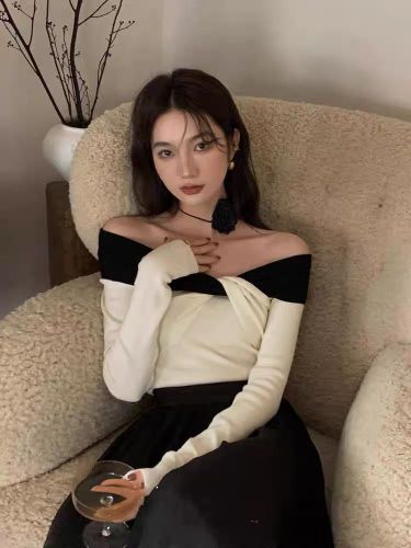 Korean-style design sense twisted collision color slim knit top, niche pure desire one-shoulder top