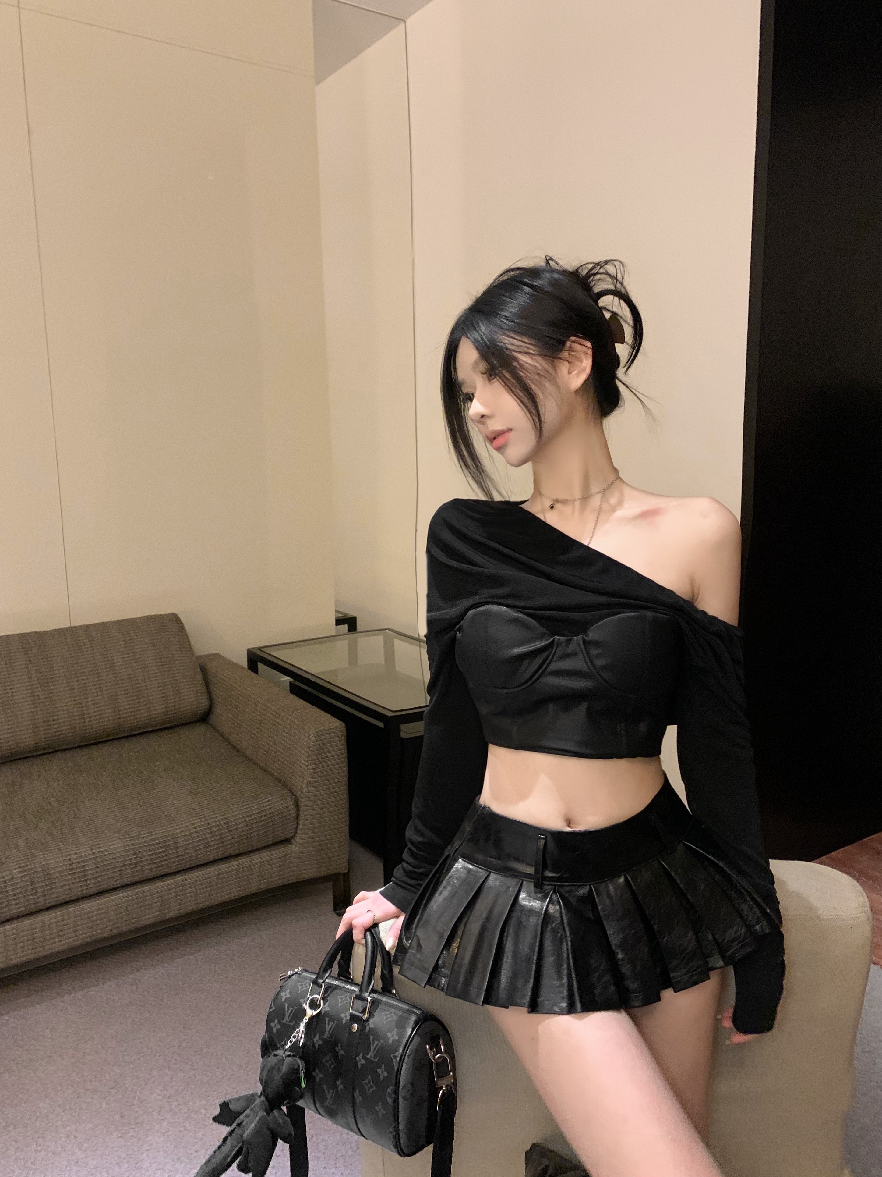 實拍 不規則露肩T恤女皮拼接純欲辣妹短上衣+高腰百褶皮裙褲