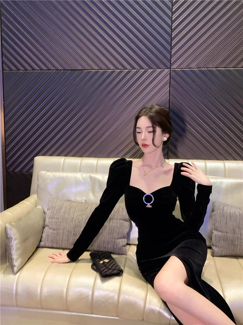 法式復古連衣裙女春秋方領收腰開叉裙子赫本氣質黑絲絨生日禮服裙