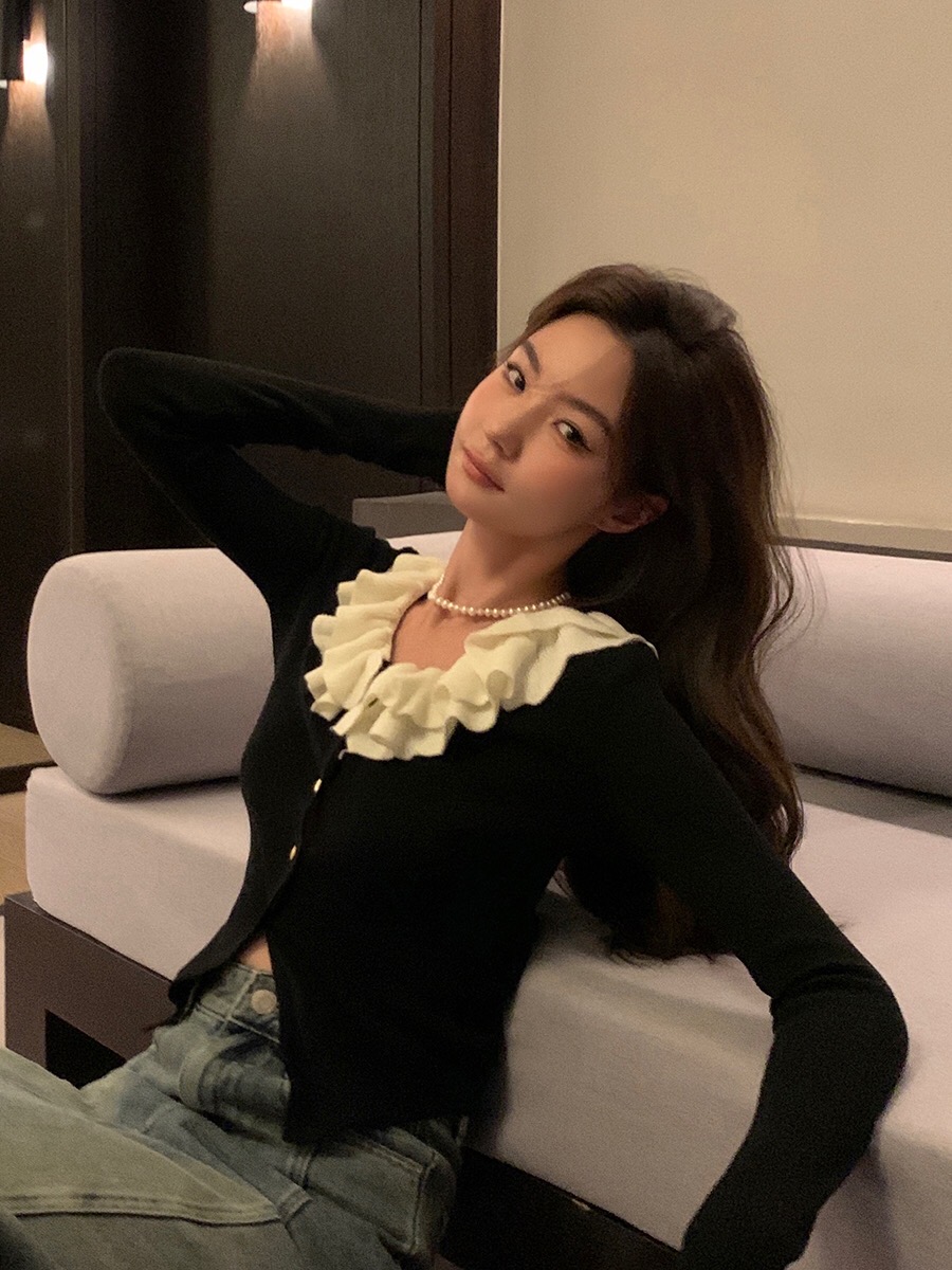 邱肉瑤 純色荷葉領黑色長袖套頭修身顯瘦拼接早秋設計感針織衫女