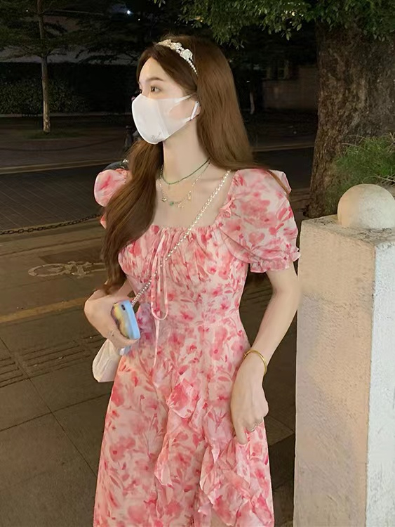 方領碎花連衣裙女夏季2024新款收腰顯瘦辣妹開叉氛圍感短袖中長裙