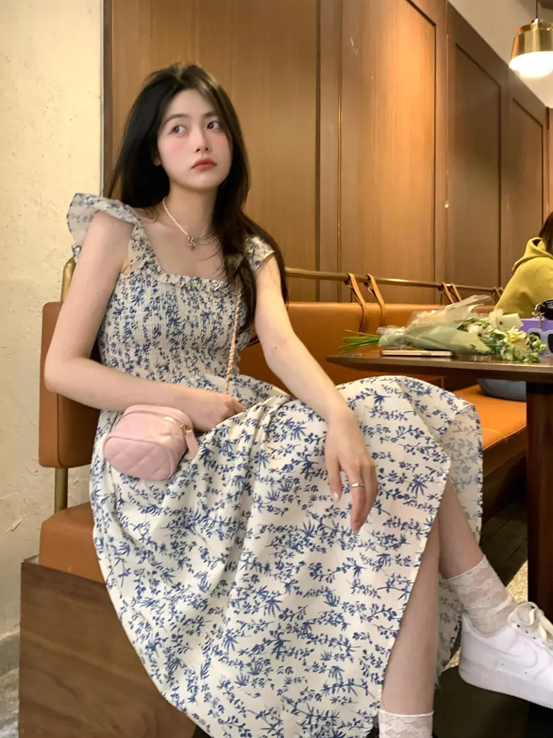 年女裝夏季新款法式復古藍色碎花小飛袖吊帶連衣裙顯瘦a字裙