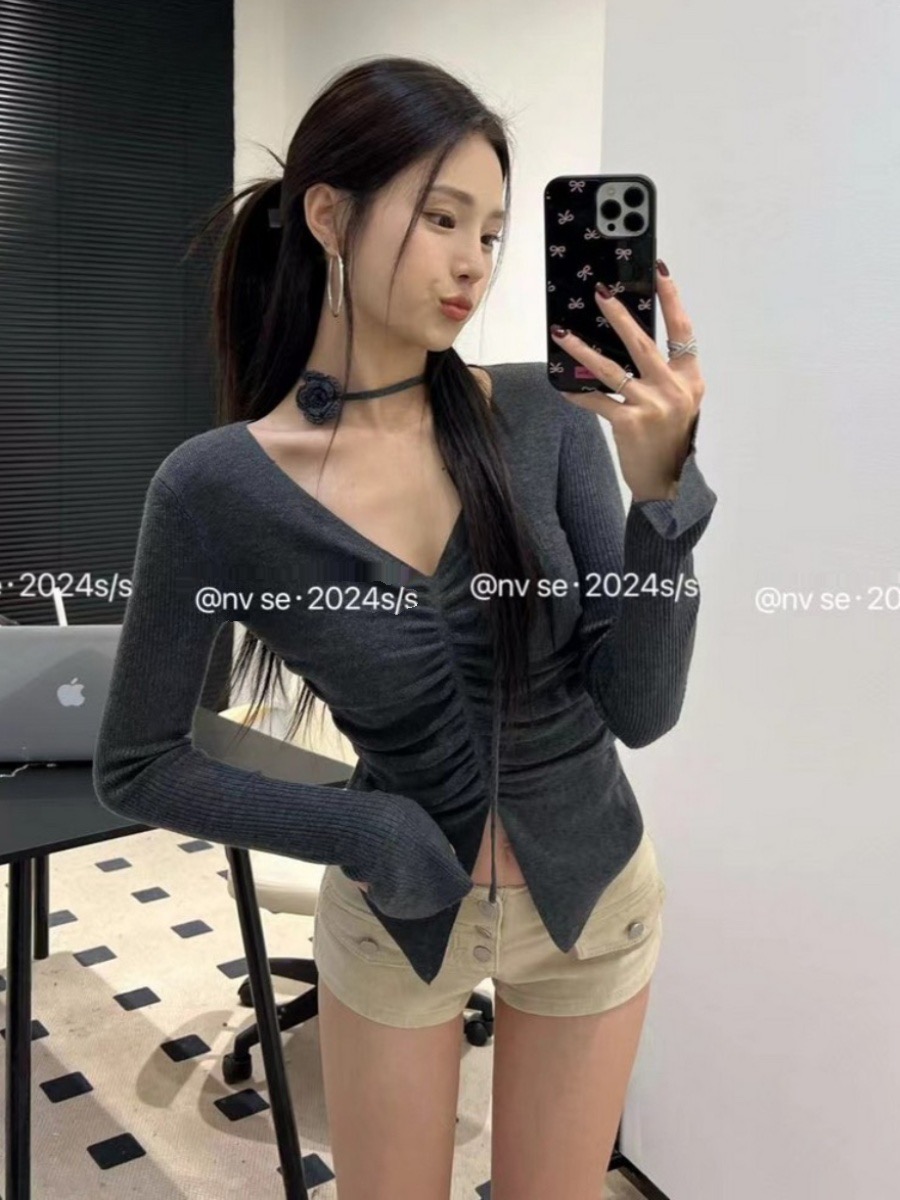 灰色褶皺V領收腰開叉針織衫女2024早春裝新款掛脖喇叭袖別致上衣