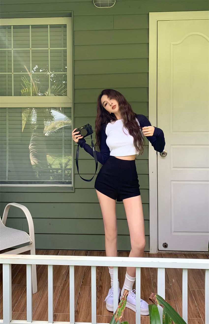 Actual shot of retro style high-waisted slim and versatile black shorts