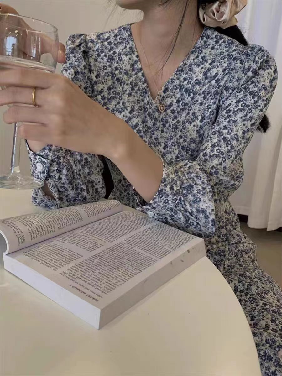 2024春款藍色魚尾碎花連衣裙女秋季法式氣質高級感長袖V領長裙子