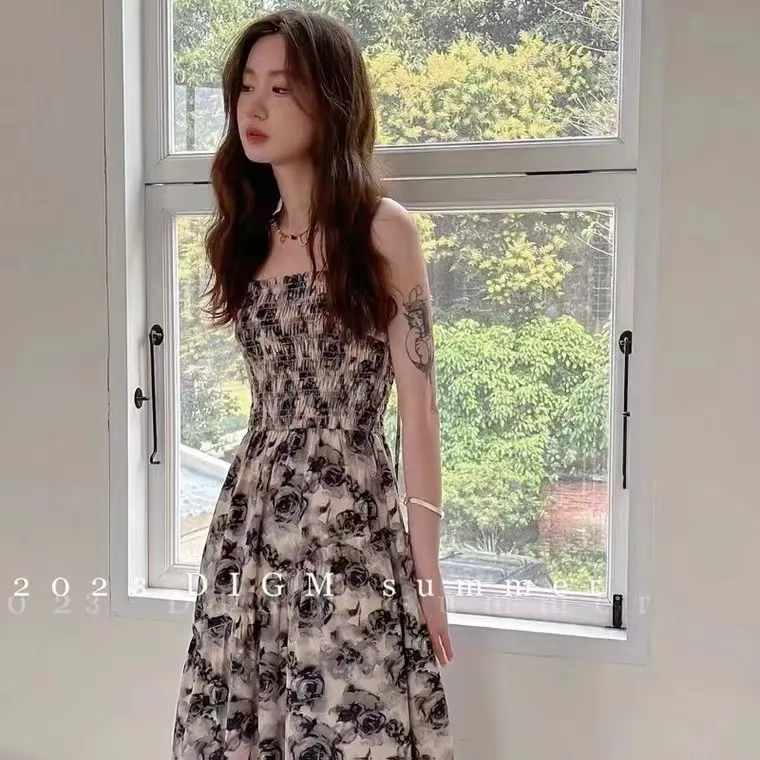 法式褶皺方領玫瑰吊帶連衣裙女夏季新款高腰顯瘦氣質無袖a字長裙