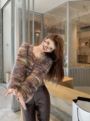 Actual shot of early spring retro striped long-sleeved sweater for women with soft and waxy loose short knitted cardigan design