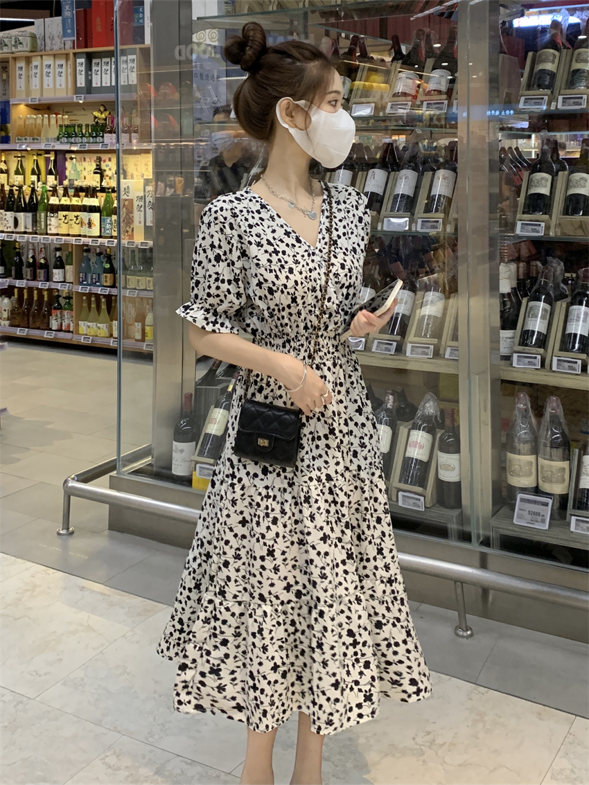 Real shot 2024 French gentle Korean style waist-cinching black small floral V-neck dress cake long skirt for women