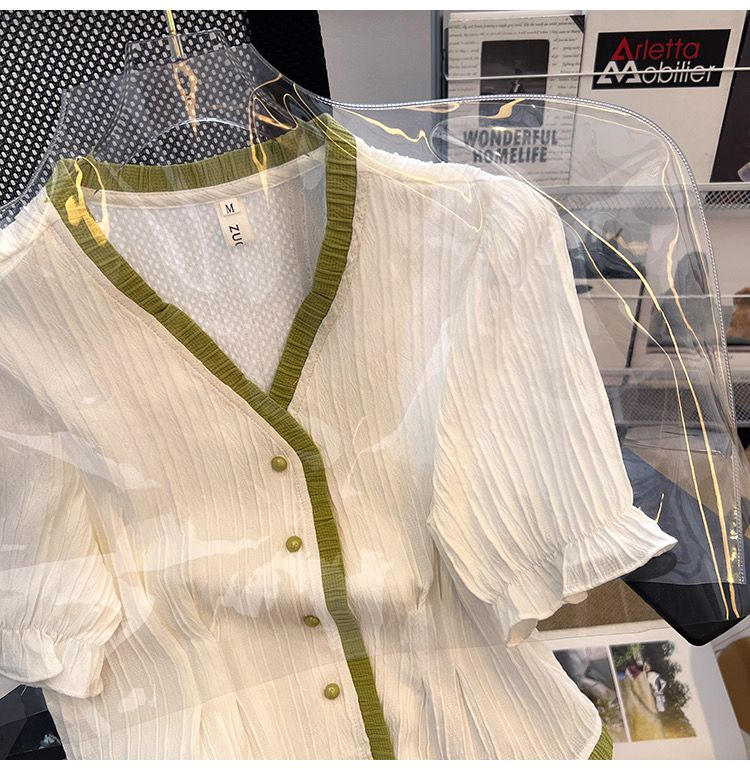 Gentle style French v-neck short-sleeved shirt for women in summer with a niche and stylish style. Short puff-sleeved top is trendy.