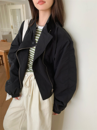 Real shot of stand-up collar, diagonal zipper, stacked sleeves, short jacket, windbreaker, casual jacket