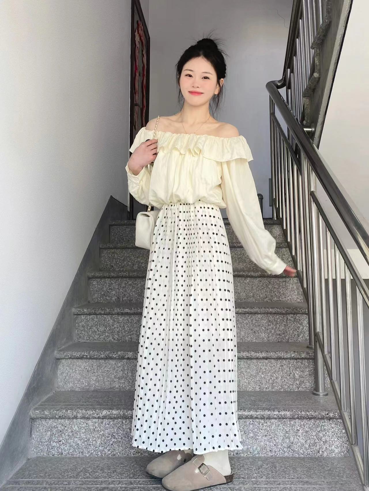 2024早春新款法式杏色一字肩長袖荷葉邊設計感波點雪紡半身裙套裝