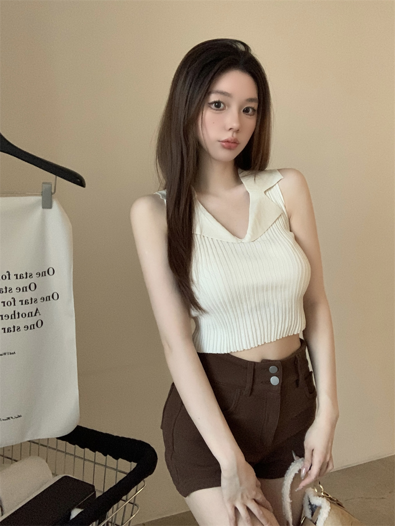 Real shot of sweet girl V-neck small suspender tight vest for women to wear short sleeveless POLO collar top