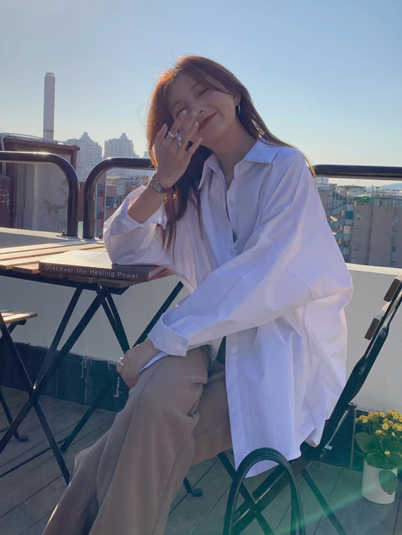 Actual shot of solid color shirt, loose and versatile long-sleeved top for women