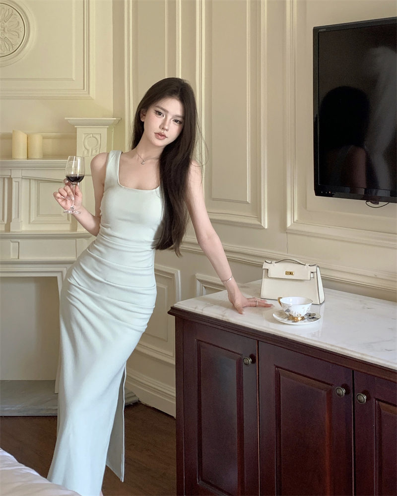 Actual shot of a gentle, waist-slimming and slimming suspender dress with breast pads and side slits