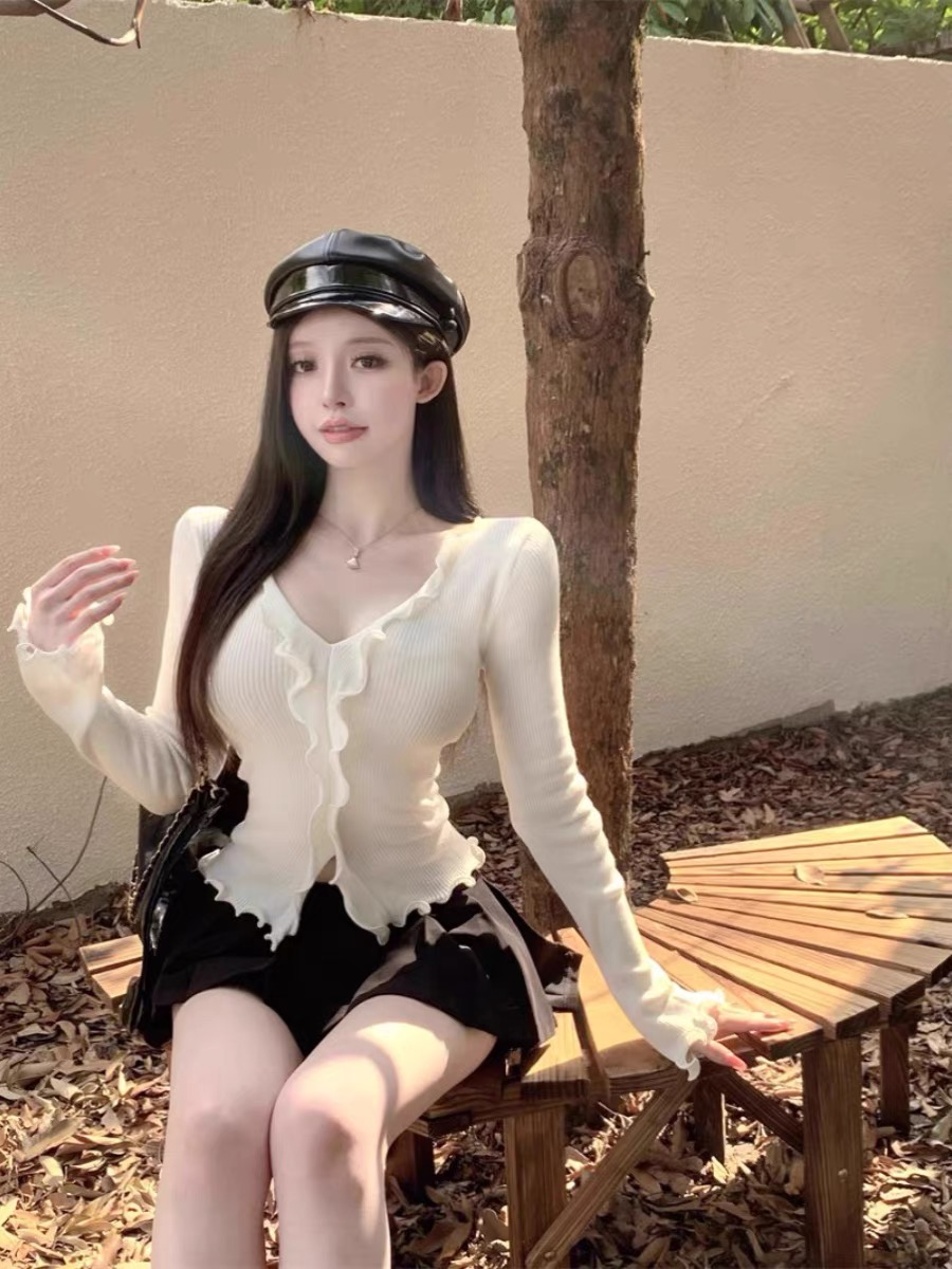 已出貨 溫柔氣質v領長袖針織衫純欲風木耳邊修身短款杏色打底上衣