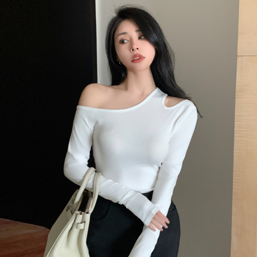 Real shot of sexy hot girl style black oblique off-shoulder long-sleeved knitted T-shirt ins slim short inner layering shirt for women