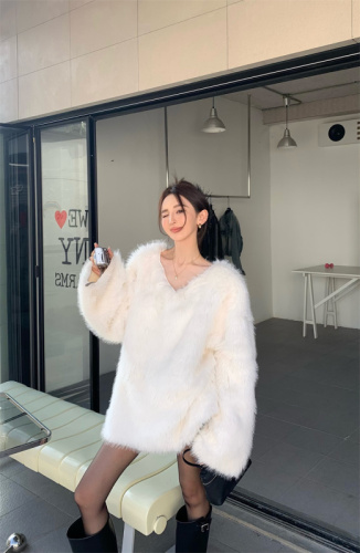 Actual shot of retro style V-neck slim fit furry imitation fur pullover top