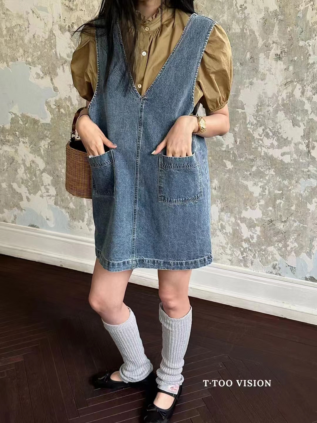South Korea's new style v-neck denim suspender skirt