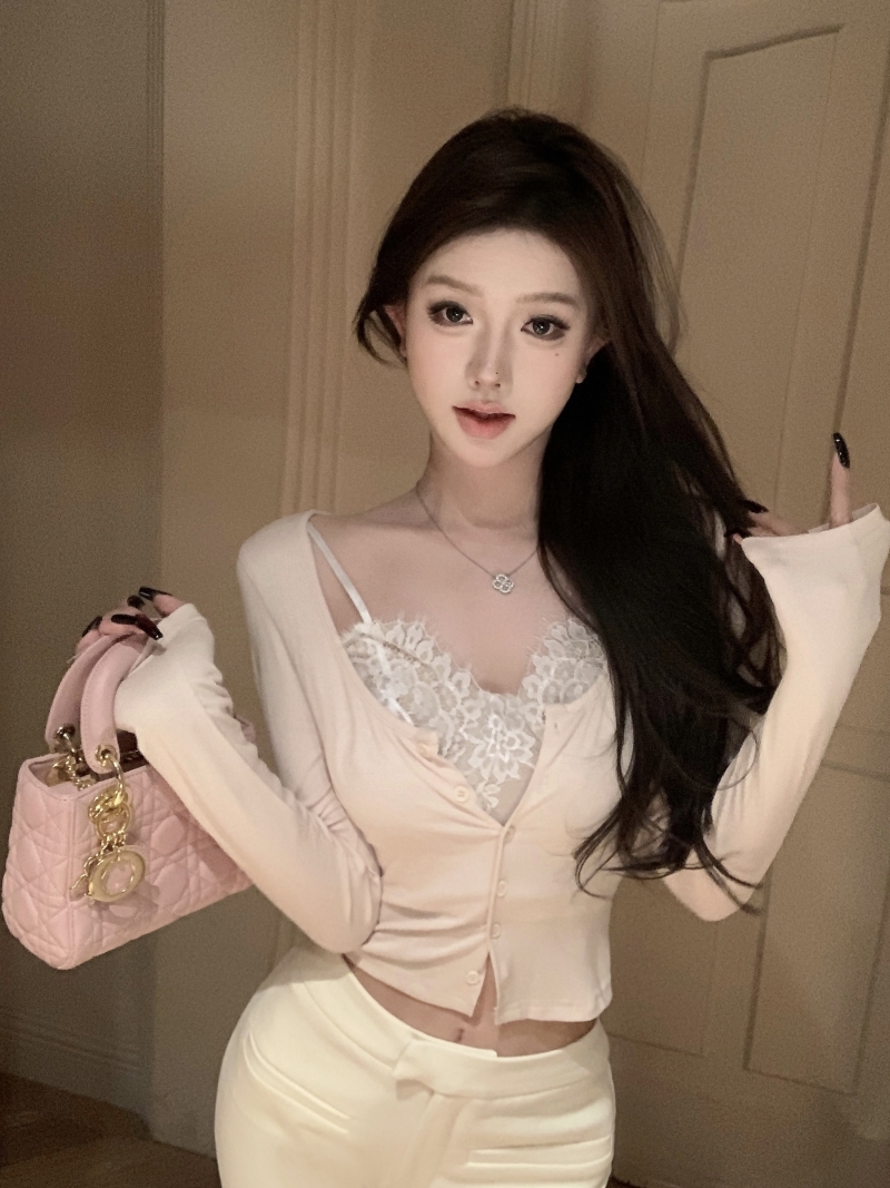 Real shot of pampered sister fake two-piece designer knitted top