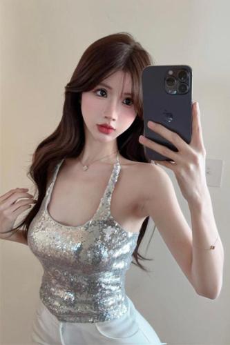 Actual shot ~ street hot girl’s stylish design, shiny and fashionable sleeveless vest, slimming inside and outside, trendy slim-fitting top