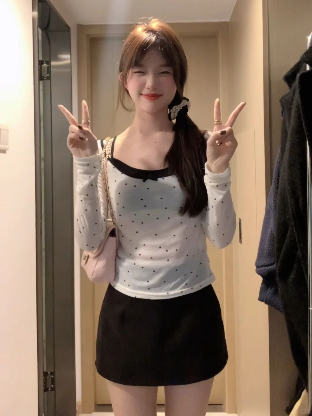 Already shipped, one-line collar, off-shoulder pure desire long-sleeved T-shirt for women, slightly see-through, spring short style, small straps, inner blouse top