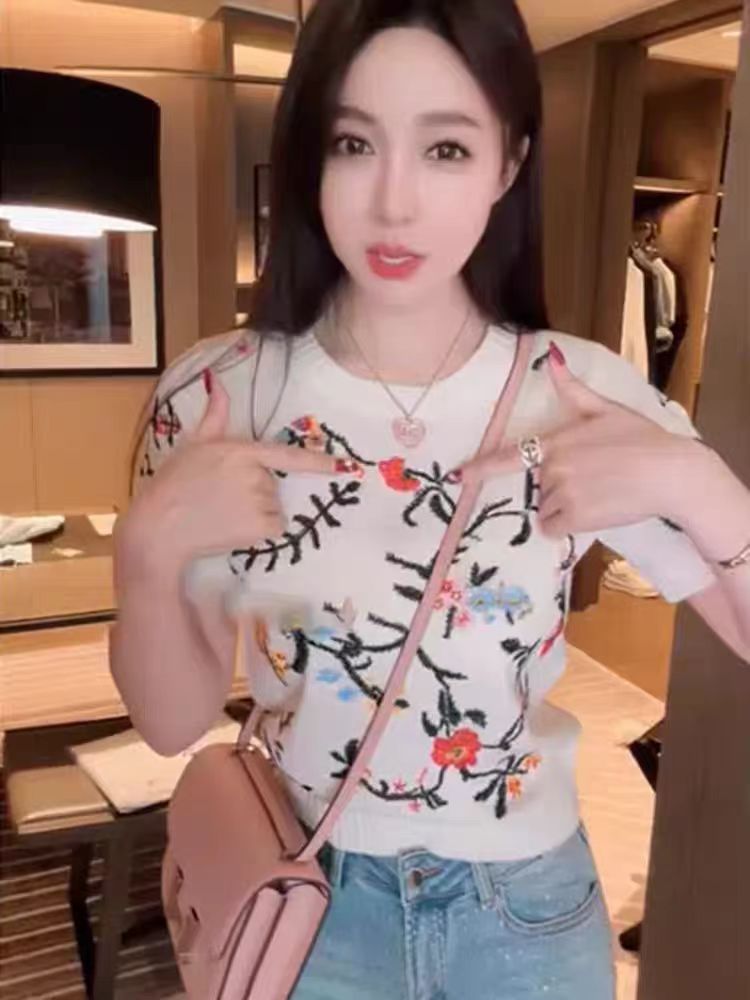 National trend new Chinese style short-sleeved T-shirt with embroidery, heavy industry ladies, slim-fitting, straight shoulder, trendy brand flower shirt