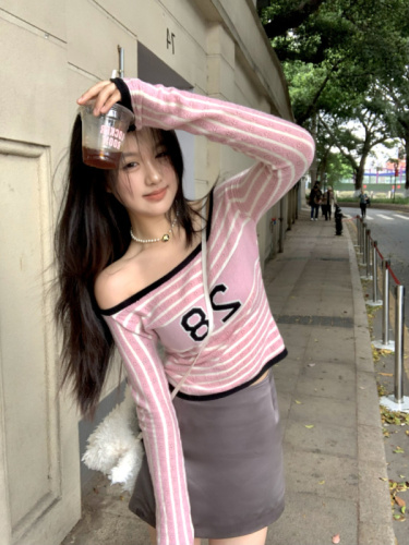 Actual shot ~ early spring one-line neck girl’s versatile pink 28 striped sweater