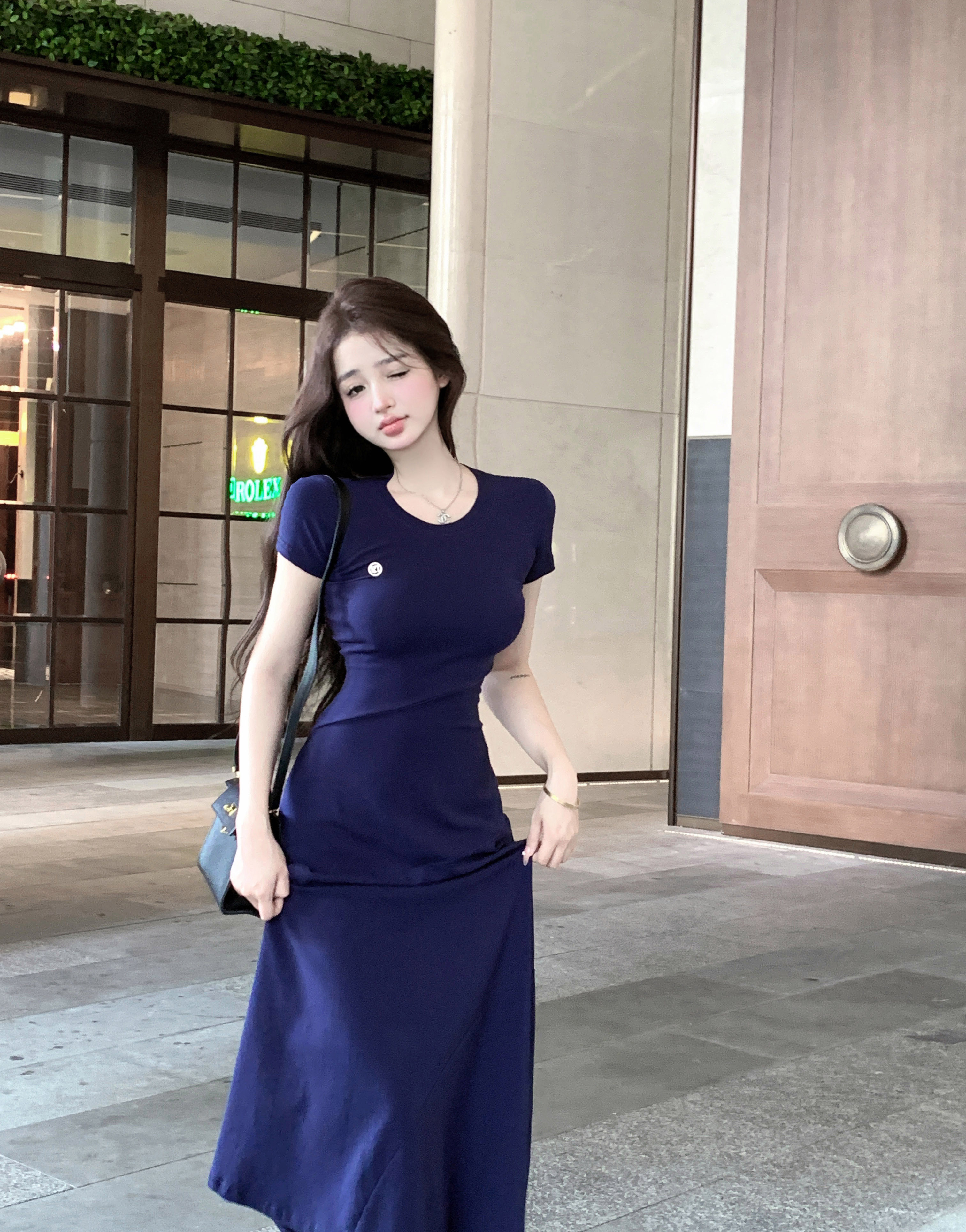 Actual shot ~ French socialite’s discreet backless irregular skirt, high waist and slimming mid-length dress