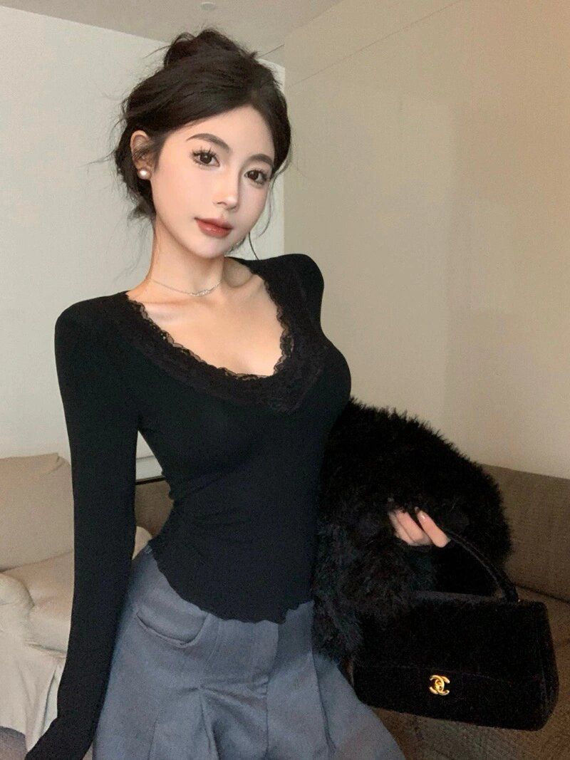 Already shipped sexy low-neck lace bottoming shirt for women in autumn and winter, high-end French V-neck slim fit top