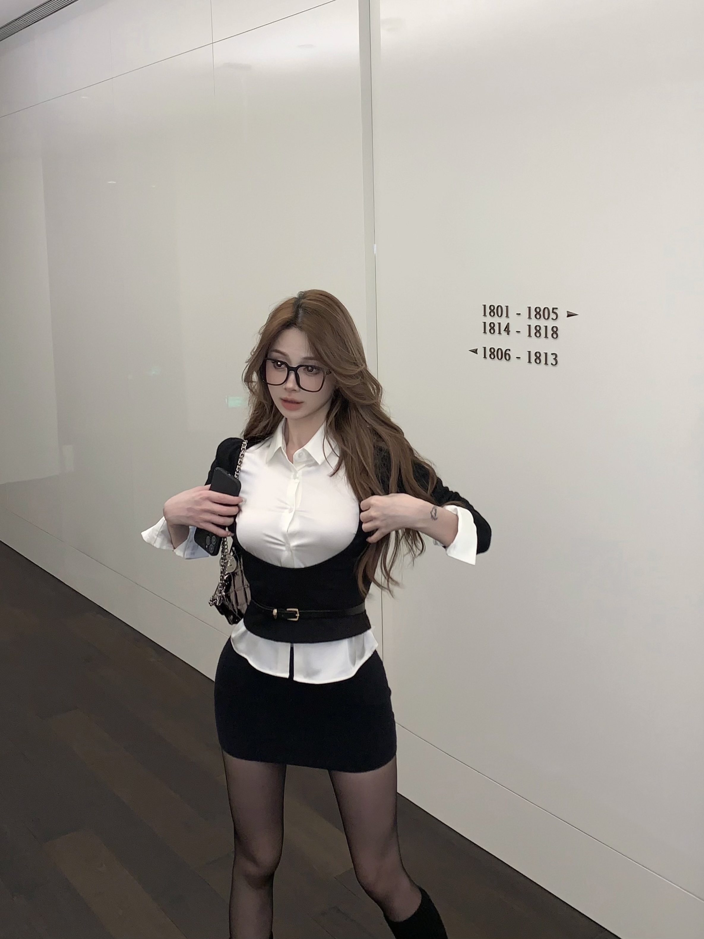Actual shot of a royal-sister-like Korean style layered U-shaped brushed thickened top + acetate satin shirt + belt + hip skirt