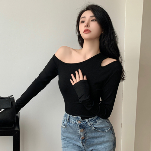 Real shot of sexy hot girl style black oblique off-shoulder long-sleeved knitted T-shirt ins slim short inner layering shirt for women