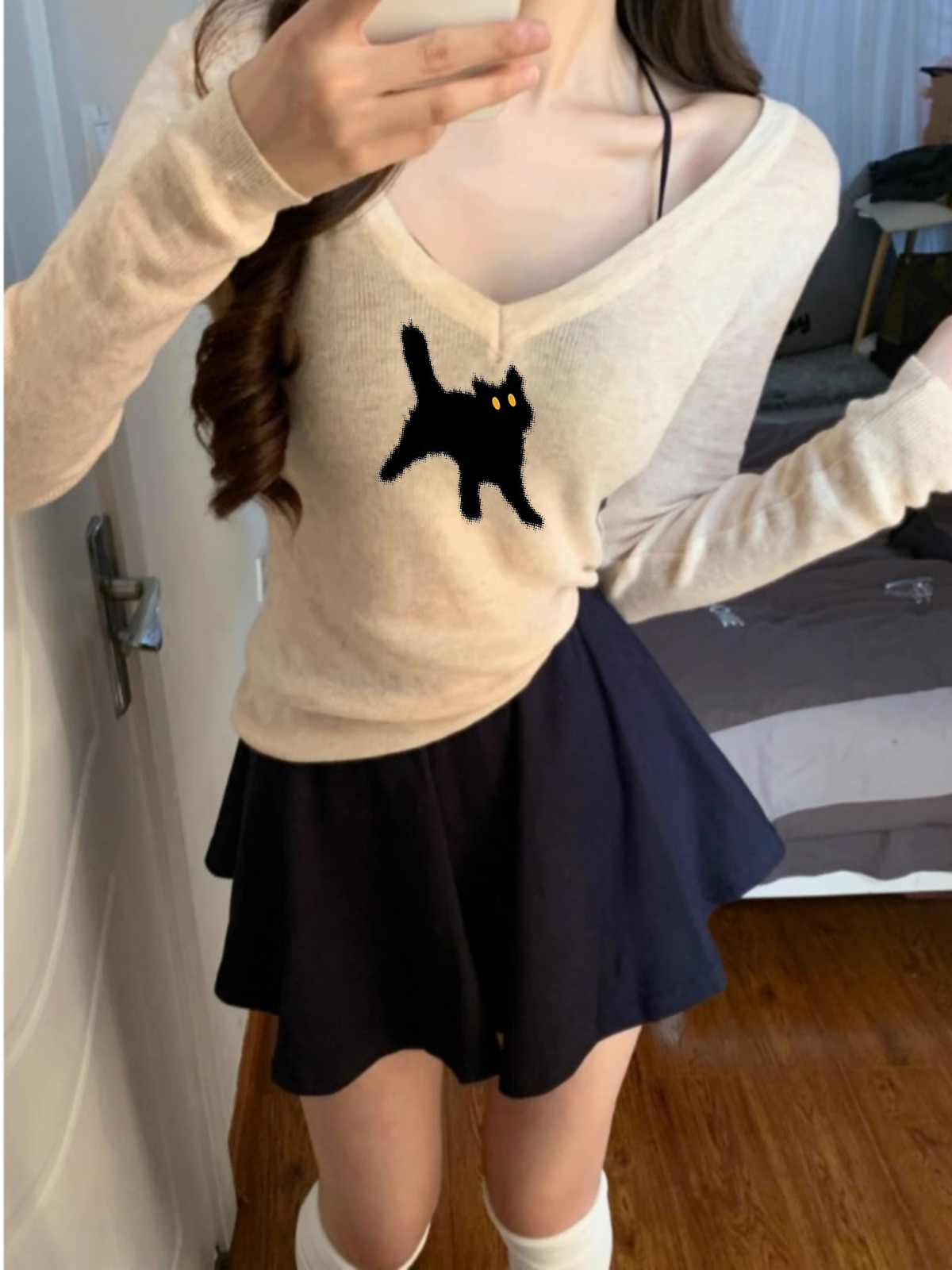 Already shipped v-neck bottoming shirt for women in early spring thin fashionable age-reducing inner top hot girl tight long-sleeved T-shirt