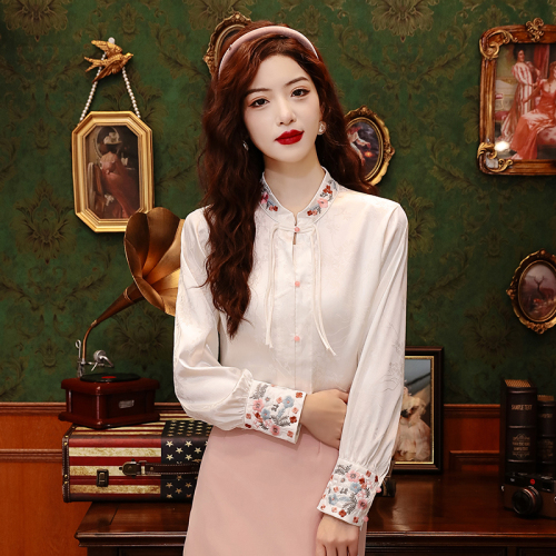 Actual shot of 2024 spring and summer new white stand-up collar new Chinese style national style disc button embroidered shirt long-sleeved embroidered top