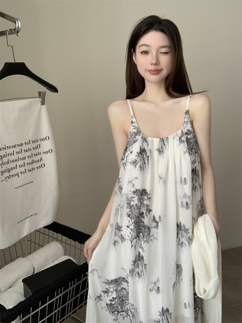 Actual shot of a loose backless suspender dress with a design sense of Chinese style and smudged ink style + sun protection cardigan