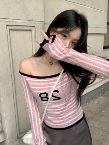 Actual shot ~ early spring one-line neck girl’s versatile pink 28 striped sweater