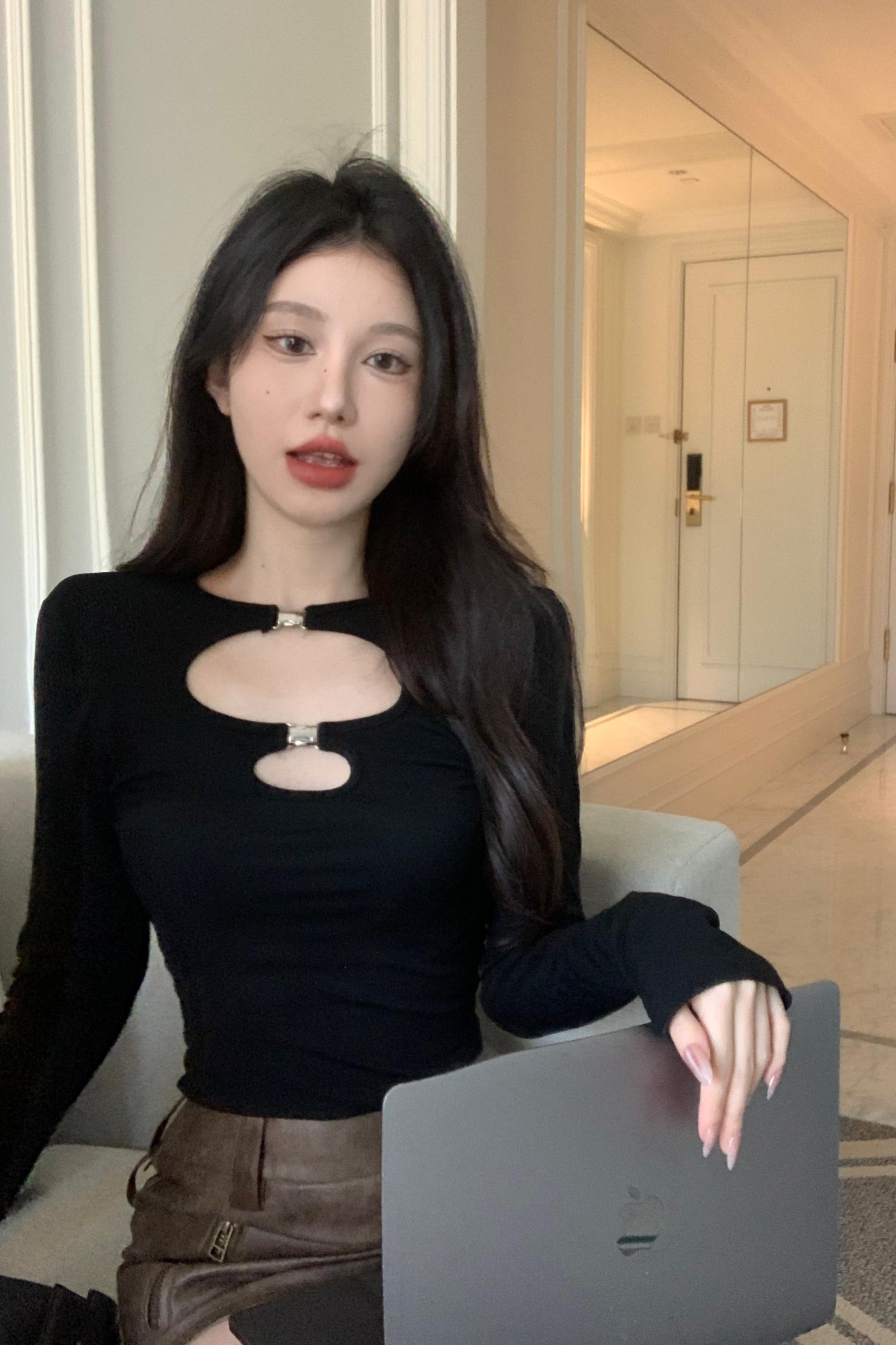Black temperament hollow round neck long-sleeved T-shirt women's spring waist tight niche inner layering shirt chic top