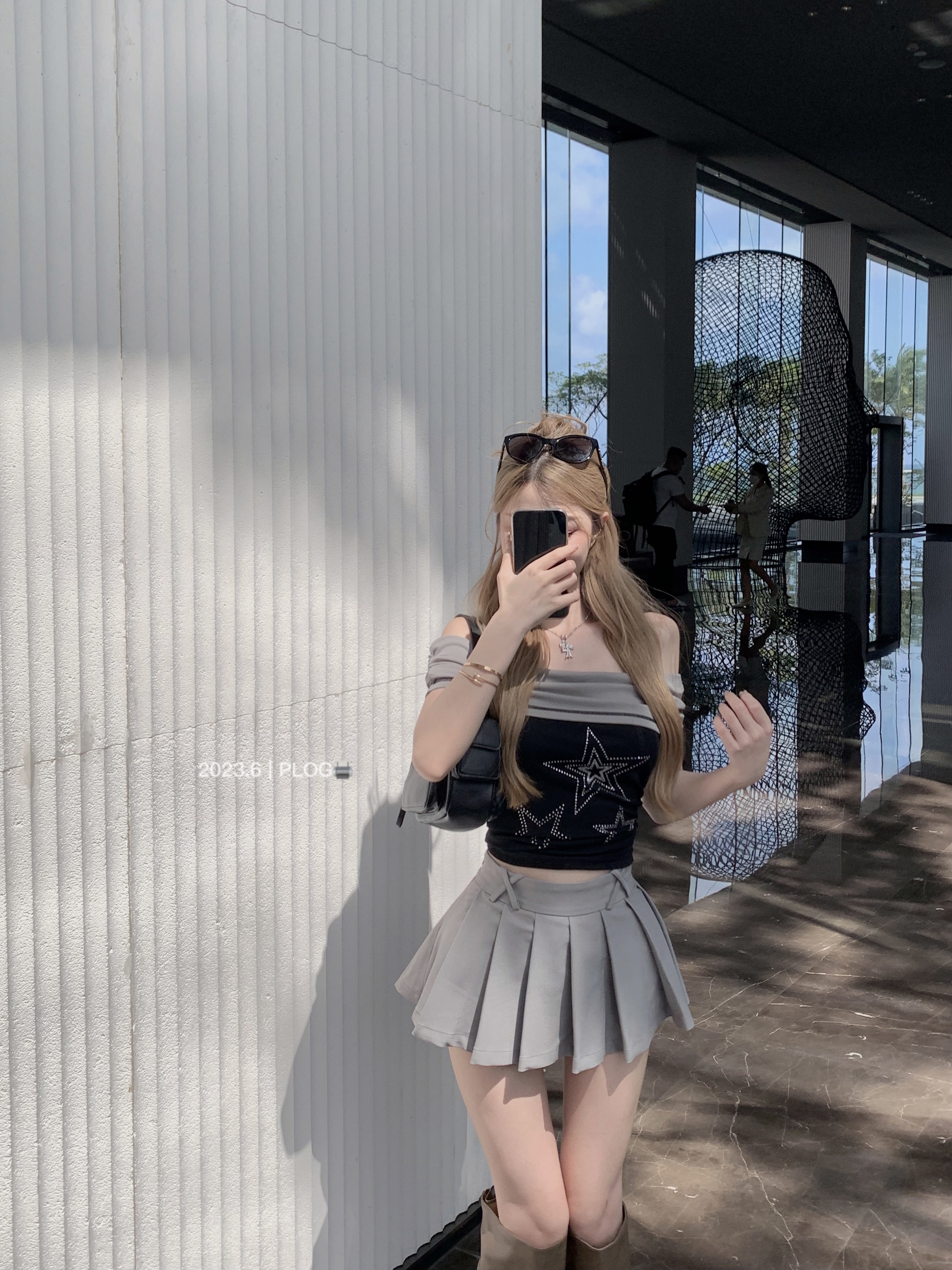 Real shots of hot girls on the street. Qianya y2k star hot diamond one-shoulder color block top + good fit and durable pleated skirt