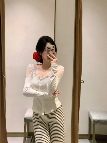 Real shot of Sister Jiaoxiang, lace pure desire sister Bai Yueguang long-sleeved inner body slimming top