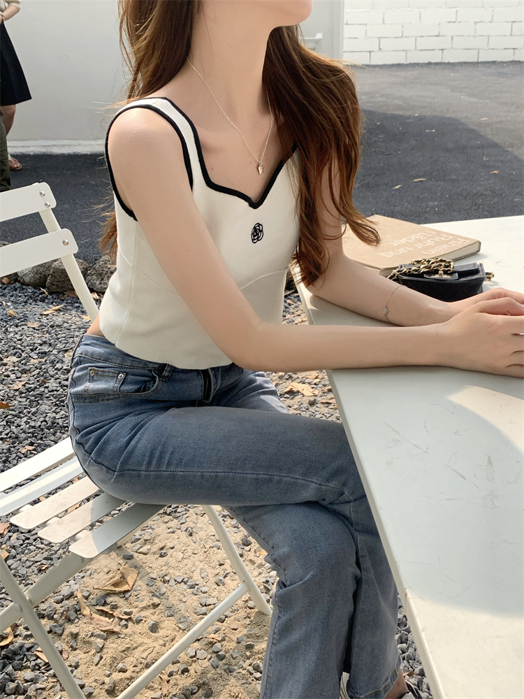Actual shot of the new embroidered small fragrant style knitted suspender top worn inside
