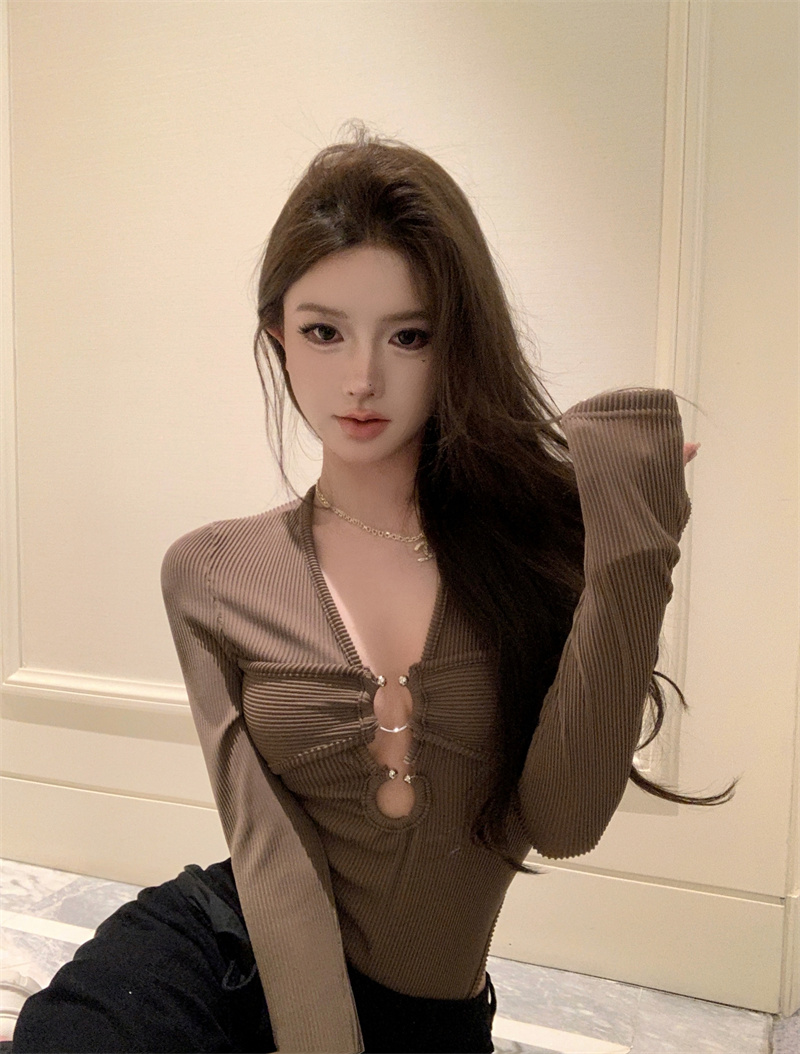 Real shot of pure sexy American hottie in V-neck hollow bodysuit